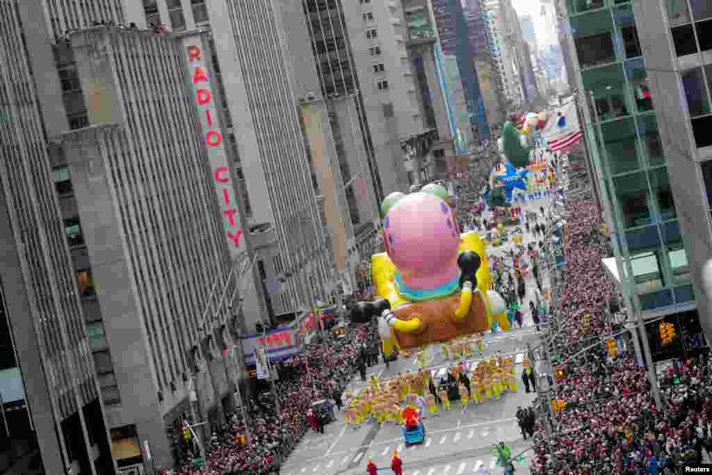 Spongebob SquarePants con el globo Gary the Snail flota sobre la multitud agolpada en las calles de Nueva York.