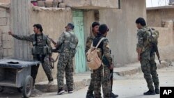 Les Forces démocratiques syriennes (FDS) près de la ville de Tabqa, Syrie, 30 avril 2017.