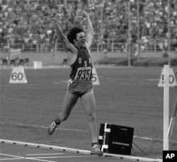 Bruce Jenner melompat dengan bangga setelah memenangkan medali emas untuk Dasalomba Olimpiade di Montreal, Kanada, 30 Juli 1976.