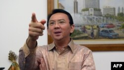 Gubernur Jakarta nonaktif Basuki "Ahok" Tjahaja Purnama berbicara dengan wartawan di Balai Kota. (Foto: Dok)