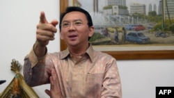 Basuki Tjahaja Purnama, atau Ahok, berbicara pada para jurnalis di kantornya di Jakarta (14/8). 