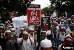 Kaum Muslim Indonesia menghadiri pawai akbar yang menuntut penangkapan Gubernur DKI Jakarta, Basuki Tjahaja Purnama, yang populer dipanggil Ahok (foto: Reuters/Darren Whiteside)