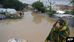 Mulher forçada a abandonar um acampamento de deslocados que foi inundado, Mogadíscio, 20 de maio, 2018. 