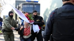 Policija privodi 73-godišnju Ninu Bahinskaju za vreme opozicionog mitinga u Minsku, 19. oktobra 2020.