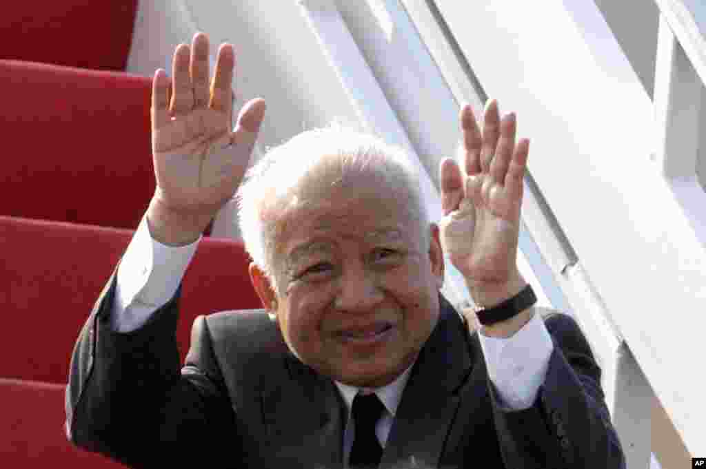 Cambodia's King Norodom Sihanouk waves at Phnom Penh airport prior to his departure for China, January 19, 2004. 