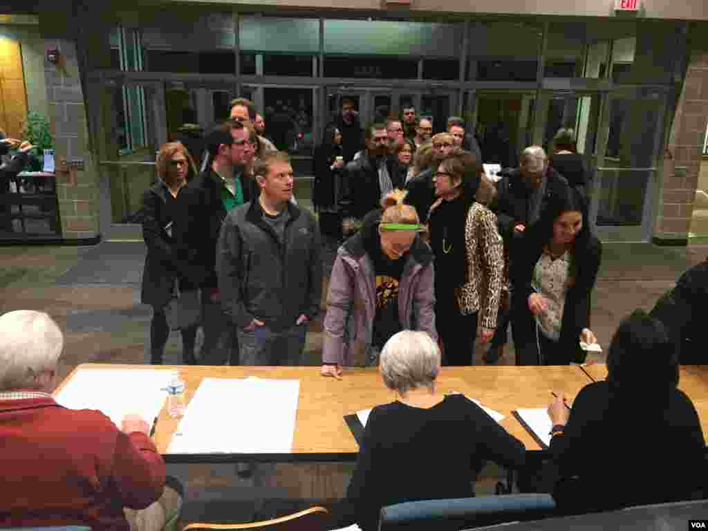 Republican voters get ready for their caucus, West Des Moines, Iowa, Feb. 1, 2016 (K. Farabaugh/VOA)