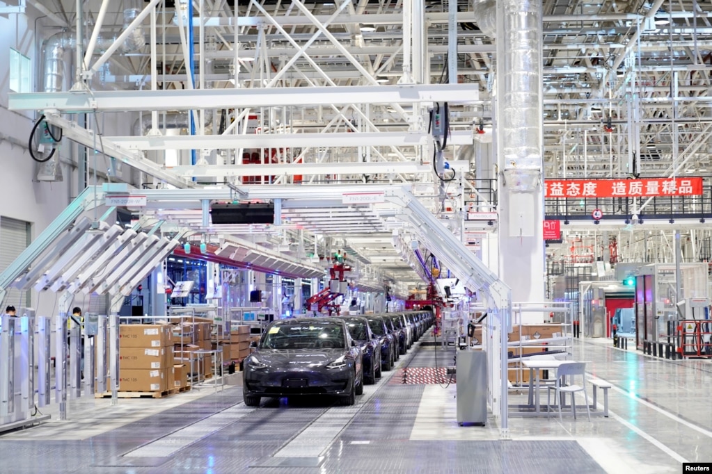 资料照：特斯拉在上海工厂里生产的汽车。（2020年1月7日）(photo:VOA)