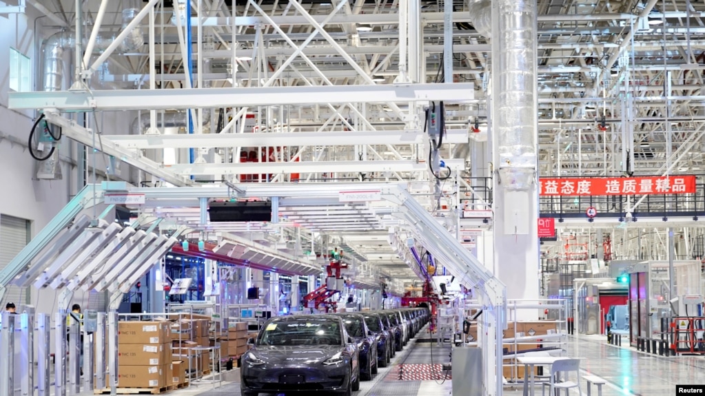 资料照：特斯拉在上海工厂里生产的汽车。（2020年1月7日）(photo:VOA)