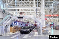 資料照：特斯拉在上海工廠裡生產的汽車。 （2020年1月7日）