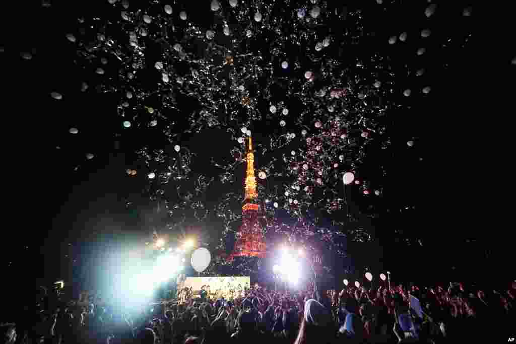 Orang-orang melepaskan balon saat merayakan Tahun Baru di Tokyo Tower, Jepang, 1 Januari 2016.