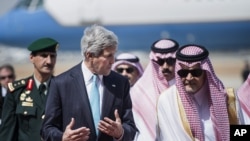 AQSh Davlat kotibi Jon Kerri va Saudiya Arabistoni Tashqi ishlar vaziri Saud al-Faysal, Jidda, 27-iyun, 2014-yil 