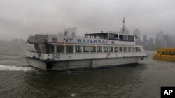 Los ferries son un medio de transporte común entre distintas ciudades de EE.UU., como Nueva York y Nueva Jersey. Antes de la revolución cubana, había un servicio diario de ferries entre Florida y La Habana.