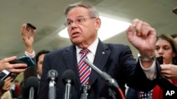 Sen. Bob Menendez, D-N.J., berbicara kepaada awak media setelah menyelesaikan pertemuan tertutup tentang Saudi Arabia dengan Menteri Luar Negeri, Mike Pompeo, 28 November 2018, di Capitol Hill, Washington, D.C. (foto: AP Photo/Pablo Martinez Monsivais)