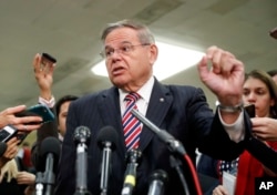 ທ່ານ Bob Menendez ຫົວໜ້າພັກເດໂມແຄຣັດ ໃນຄະນະກຳມະການ ສາຍພົວພັນການຕ່າງປະເທດ ຂອງສະພາສູງ ຈາກລັດນິວເຈີຊີ ກ່າວຕໍ່ສື່ ຫຼັງຈາກ ອອກຈາກກອງປະຊຸມລັບ ກ່ຽວກັບຊາອຸດີ ກັບລັດຖະມົນຕີການຕ່າງປະເທດ ໄມຄ໌ ພອມພຽວ ໃນລັດຖະສະພາ, 28 ພະຈິກ 2018.