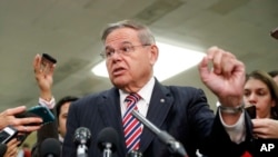 民主党籍联邦参议员梅嫩德兹（Sen. Bob Menendez, D-NJ）在国会山接受媒体访问。（2018年11月28日） 