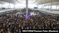 Masvoni protest građana na aeorodromu u Hong Kongu