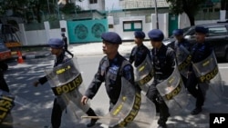 Polisi berjaga-jaga di luar Kedutaan Besar Burma, Jakarta Pusat, untuk mengantisipasi demonstrasi dari kelompok Muslim (3/5). (AP/Dita Alangkara)