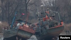 Kapal Kargo (kanan) di sungai Yalu, Sinuiju, di seberang kota Dandong di perbatasan China (Foto: dok). 