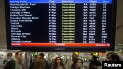 Des passagers bloqués à l'aéroport de LaGuardia à New York par l'ouragan Sandy 