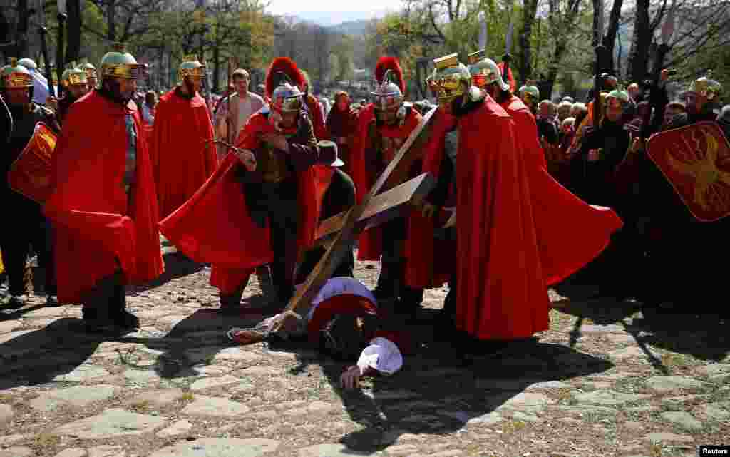 Polish devotees play out the Way of the Cross on Good Friday at the Sanctuary of Kalwaria Zebrzydowska near Krakow, southern Poland, April 18, 2014.&nbsp;