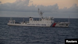 日本海岸自衛隊發佈的照片顯示，中國海警船2146號在有爭議的東海水域附近行駛 (REUTERS/11th Regional Coast Guard Headquarters-Japan Coast Guard/Handout via Reuters)