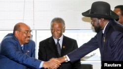 Sudan's President Omar Hassan al-Bashir (L) shakes hands with South Sudan's President Salva Kiir as African Union mediator and former South African leader Thabo Mbeki looks on. Bashir is due to pay his first visit to South Sudan since the two Sudans split.