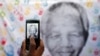 Une banderole à l'effigie de l'ancien président sud-africain Nelson Mandela, est prise en photo à Pretoria, le 18 juillet 2013.