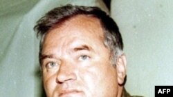 Ông Mladic, theo dự kiến, sẽ được đưa lên phi cơ đi Hà Lan ngay sau khi Bộ trưởng tư pháp Serbia ký lệnh dẫn độ