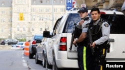 Ảnh tư liệu - Các sĩ quan Cảnh sát Hoàng gia Canada được trang bị vũ khí bảo vệ lối vào Parliament Hilll sau vụ nổ súng ở Ottawa.