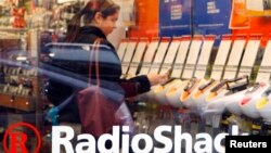 Las acciones de Radio Shack también sufrieron una baja y se cotizaron a $2.38 dólares.