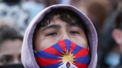 Foto ilustrasi yang menunjukkan seorang demonstran mengenakan masker dengan desain bendera Tibet dalam aksi protes di Konferensi Iklim PBB COP26 di Glasgow, Skotlandia, pada 6 November 2021. (Foto: Reuters/Yves Herman)