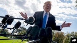 El presidente Donald Trump habló con la prensa el miércoles antes de dirigirse a la base Andrews de donde partiría a Dallas, Texas e indicó que los medios crean "una falsa imagen de mí".