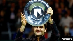 Roger Federer asal Swiss memegang piala setelah menjuarai turnamen tenis Rotterdam Terbuka, mengalahkan Grigor Dimitrov dari Bulgaria, 18 Februari 2018.