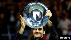 Roger Federer memegang trofi setelah memenangkan turnamen tenis Rotterdam Terbuka di Belanda, 18 Februari 2018.