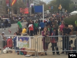 Crowds await Pope Francis at the Benjamin Franklin Parkway in Philadelphia, Pennsylvania, Sept. 26, 2015. The pontiff is expected to attend a family festival there Saturday and to celebrate an open-air Mass on Sunday. (D. Logreira/VOA News)