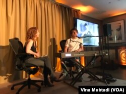 Charlie Puth di tengah Sebuah Konferensi Pers di Hotel Sunset Marquis, Los Angeles, California (foto: VOA/Vina Mubtadi)