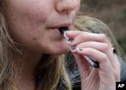 전자담배를 피우는 미국 10대.