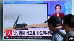 Pasajeros en una estación de tren en Seúl, Corea del Sur, miran un programa de televisión que informa sobre el lanzamiento de misiles norcoreanos, el lunes, 5 de septiembre de 2016.