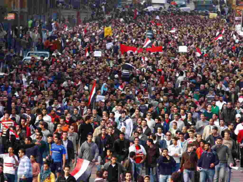 Terinspirasi oleh gerakan di Tunisia massa turun ke jalan-jalan Kairo dalam demonstrasi pada tanggal 25 Januari 2011 untuk menuntut Presiden Hosni yang telah berkuasa lebih dari 30 tahun untuk turun (AP).