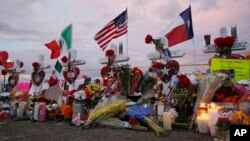 총기 난사 사건이 발생한 텍사스주 엘파소의 사고 현장 인근에 6일 희생자를 위한 임시 추모소가 세워졌다. 