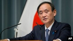 资料照片：日本内阁官房长官菅义伟在东京首相官邸举行的记者会上向媒体讲话