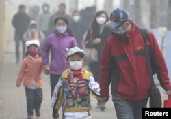 Sejumlah sekolah sempat ditutup saat polusi udara di China mencapai "kode merah."