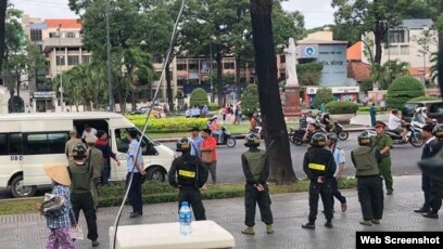 Các hình ảnh cùng nguồn tin của VOA Việt Ngữ cho biết rằng an ninh đã được thắt chặt ở TP HCM hôm 17/6, một tuần sau cuộc biểu tình rầm rộ gây chấn động Việt Nam.