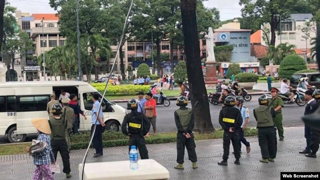 Các hình ảnh cùng nguồn tin của VOA Việt Ngữ cho biết rằng an ninh đã được thắt chặt ở TP HCM hôm 17/6, một tuần sau cuộc biểu tình rầm rộ gây chấn động Việt Nam.