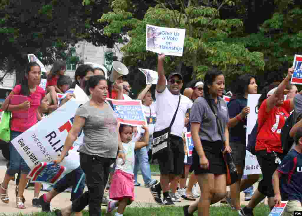 LLos activistas llevaron su reclamo hasta los jardines del Capitolio.