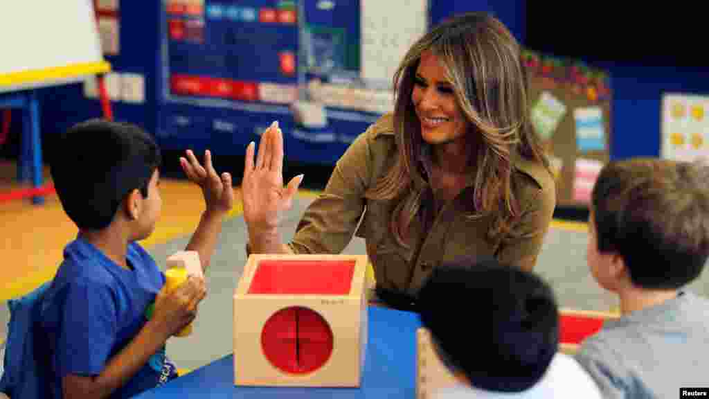 La primera dama, Melania Trump, conversa con un grupo de niños durante su visita la Escuela Internacional Americana Riyadh en Arabia Saudita, el 21 de mayo de 2017. 