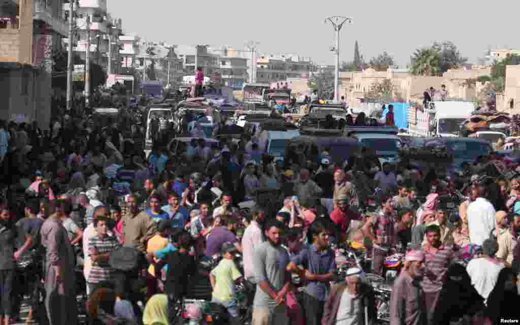 Warga sipil berkumpul setelah dievakuasi oleh Pasukan Demokratis Suriah (SDF) dari kota Manbij yang dikuasai ISIS di Aleppo, Suriah (12/8). (Reuters/Rodi Said)