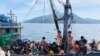 မလေးရှားရေပိုင်နက်အတွင်း ဖမ်းဆီးမိသည့် ရိုဟင်ဂျာဒုက္ခသည်များ တင်ဆောင်လာသည့် လှေတစီး။ (ဧပြီ ၅၊ ၂၀၂၀)