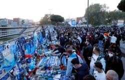 Warga meluapkan duka cita mereka atas meninggalnya legenda sepak bola Argentina, Diego Maradona, di Stadion San Paolo, Naples, Italia, 26 November 2020.