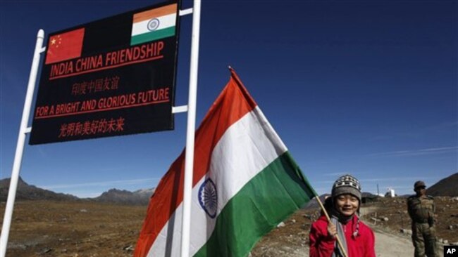 一名印度女孩在中印边界线附近手持印度国旗